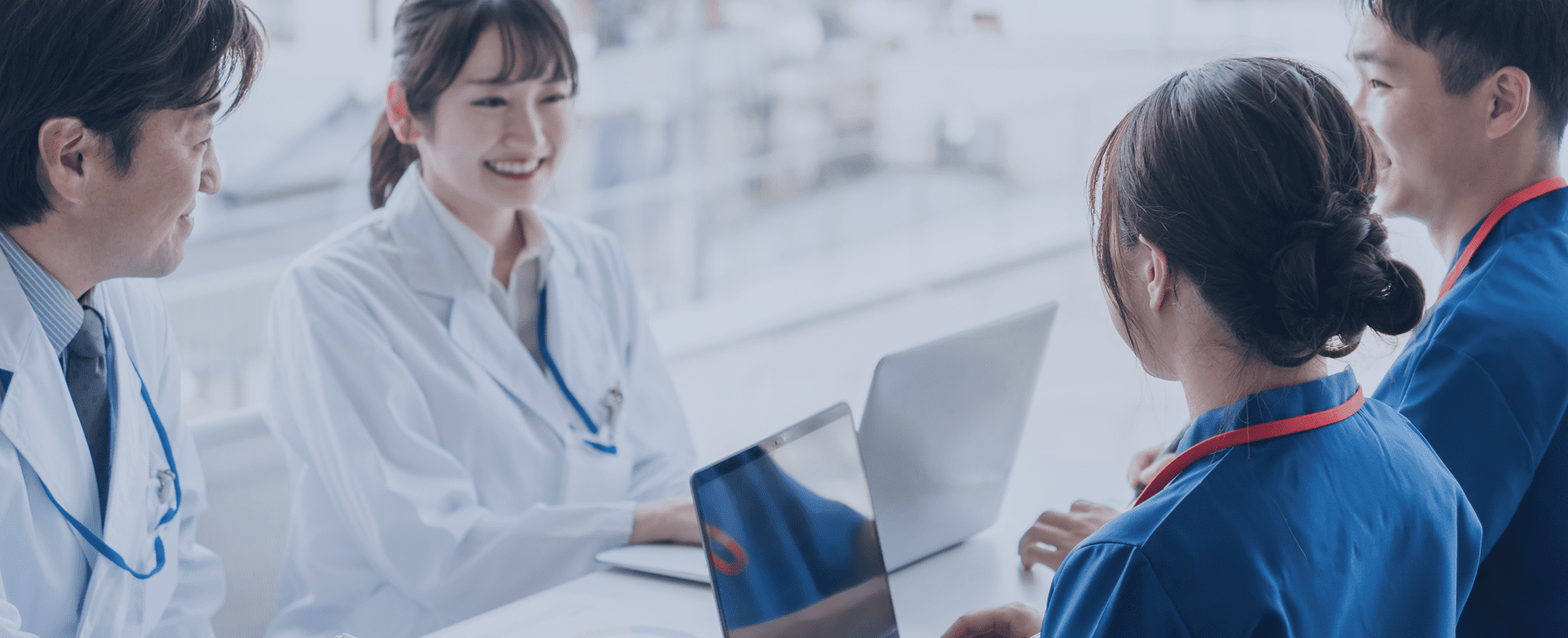 対面で打ち合わせしている様子