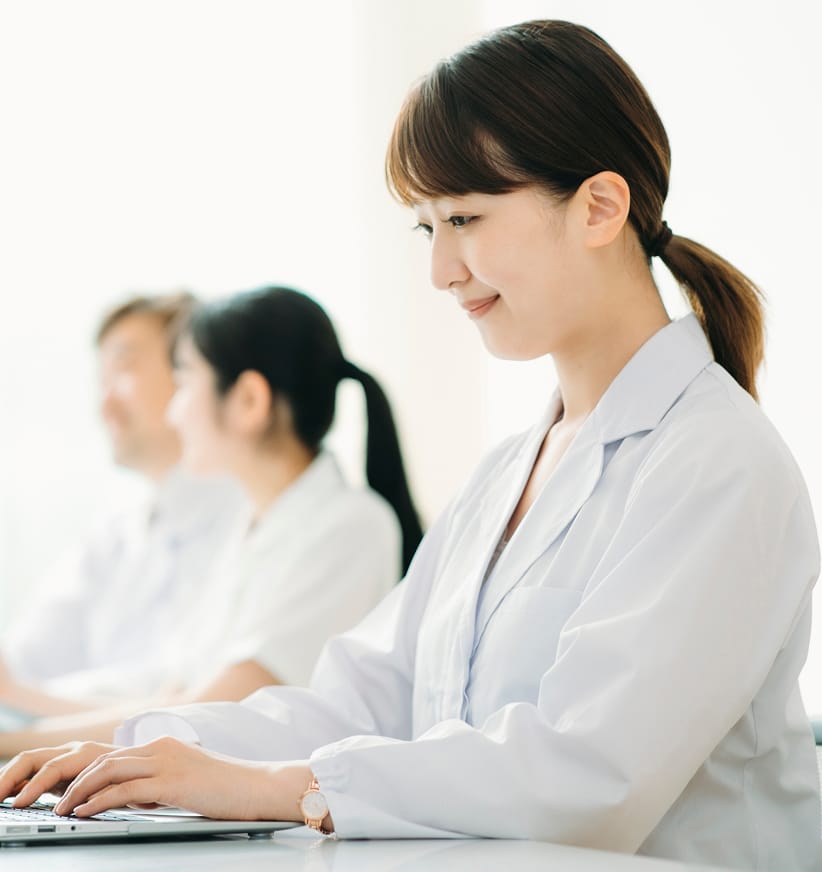 女性がPCで仕事してる様子